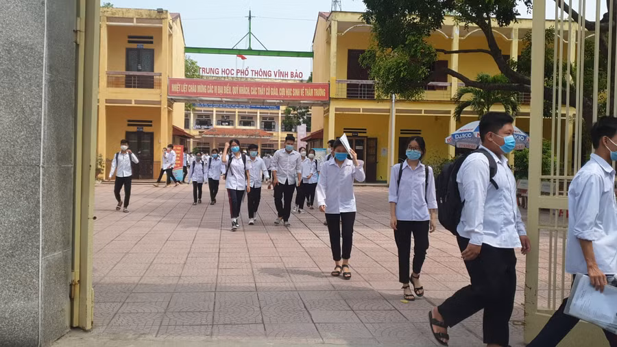 Thí sinh bước ra khỏi phòng thi với tâm trạng hồ hởi