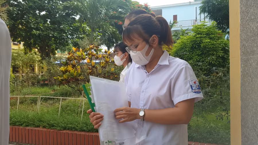 Nhiều em đến sớm tranh thủ trò chuyện, trao đổi với bạn bè