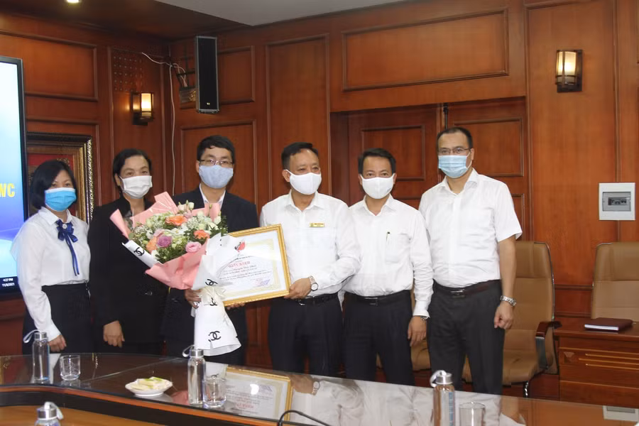 Em Nguyễn Đức Phát (đứng thứ 2 từ trái qua) vinh dự nhận khen thưởng của nhà trường