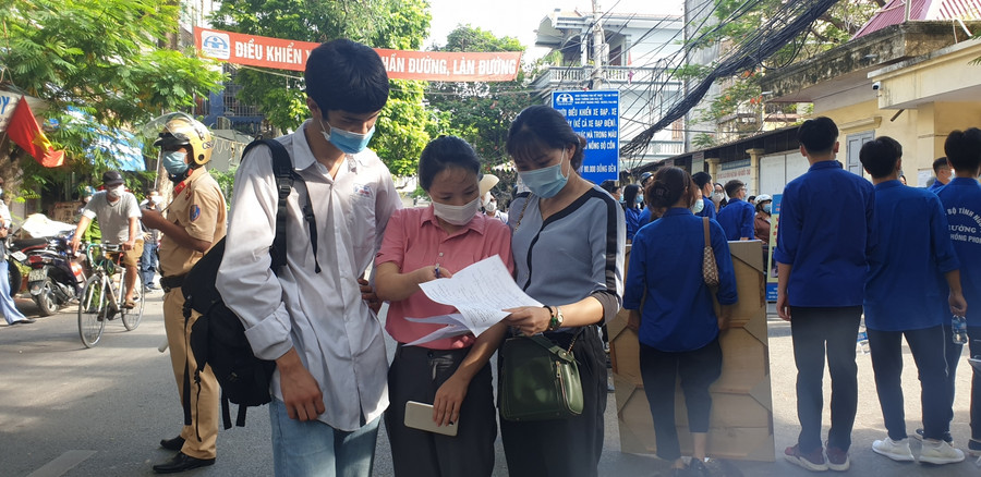 2 cô giáo Trường THPT Lương Thế Vinh nhận xét đề và bài làm cho học sinh ngay tại cổng trường thi