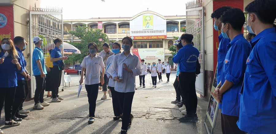 Những thí sinh đầu tiên bước ra cổng trường thi THPT Lê Hồng Phong