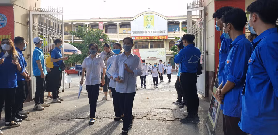 Những thí sinh đầu tiên bước ra cổng trường thi THPT Lê Hồng Phong