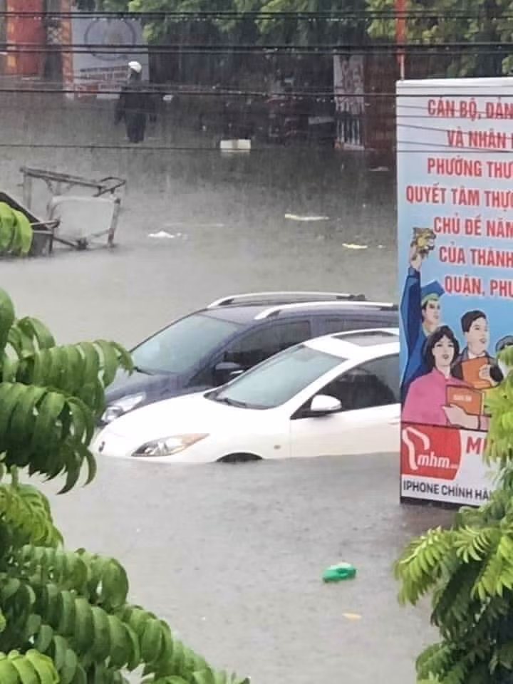 Nhiều phương tiện ngập lụt nặng