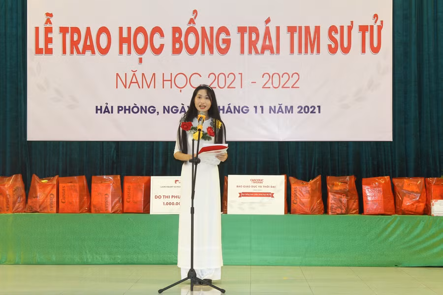 Phương Anh phát biểu tại lễ trao học bổng