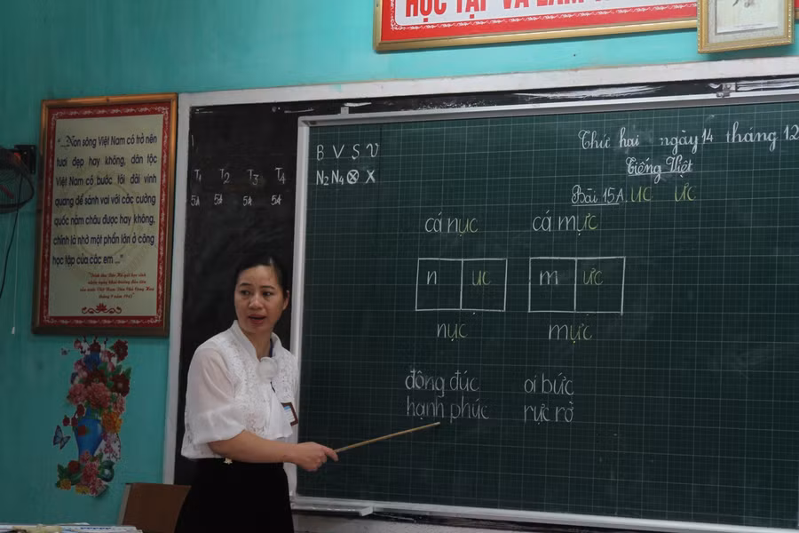 Nhiều trường học được trang bị bảng chống lóa