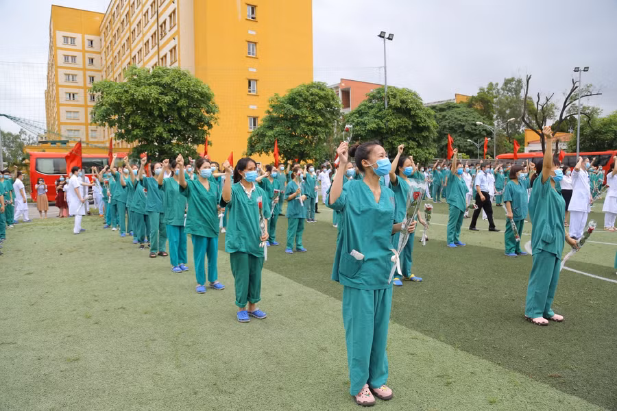 Cán bộ, y, bác sĩ của Bệnh viện Việt Nam - Thụy Điển Uông Bí trong lễ ra quân