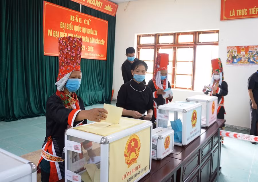 Đồng bào các dân tộc tỉnh Quảng Ninh đi bỏ phiếu từ sớm