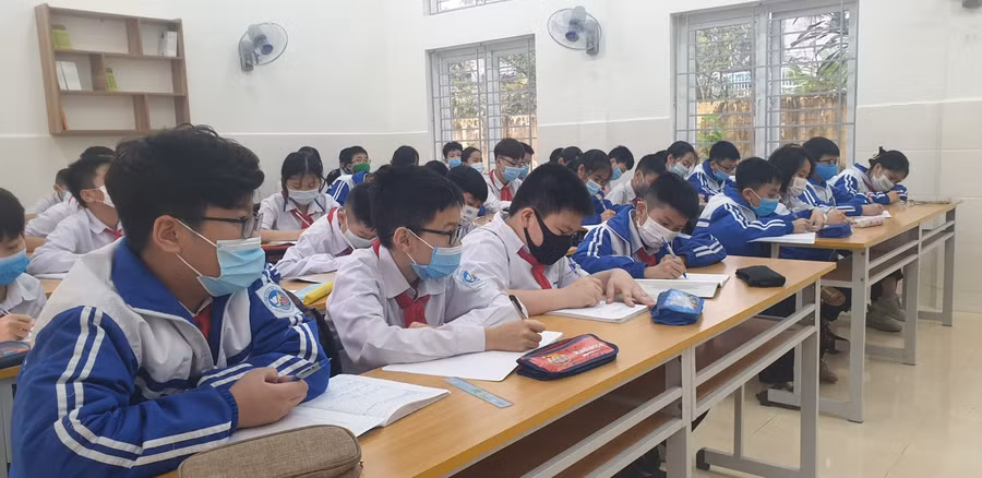 Học sinh lớp 8B Trường THCS An Đồng trong tiết sinh hoạt lớp đầu tiên