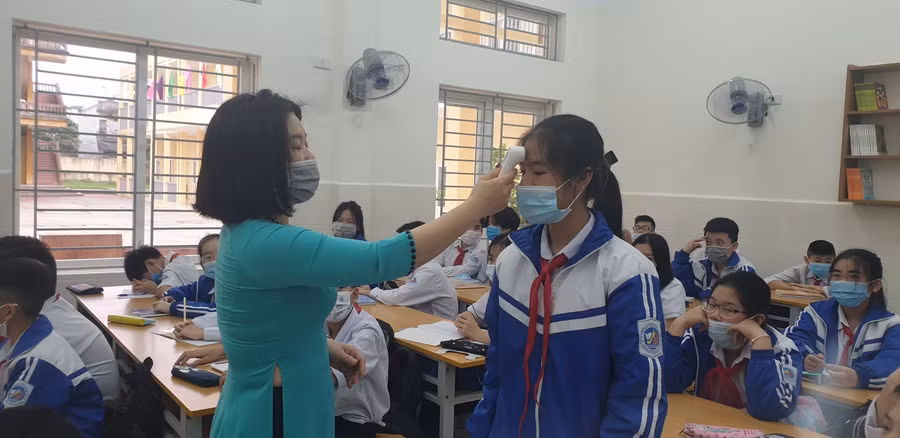 GV Trường THCS An Đồng kiểm tra nhiệt độ cho học sinh