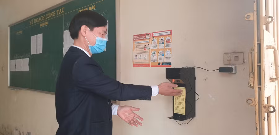 Máy khử khuẩn tay do học sinh Trường THCS An Đồng tự chế tạo