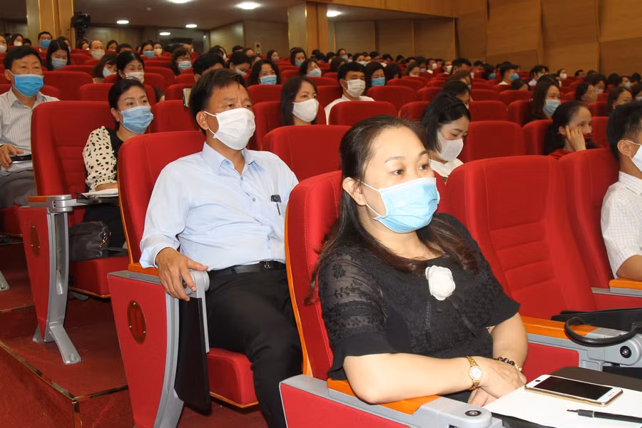 Cán bộ, giáo viên tham gia hội thảo