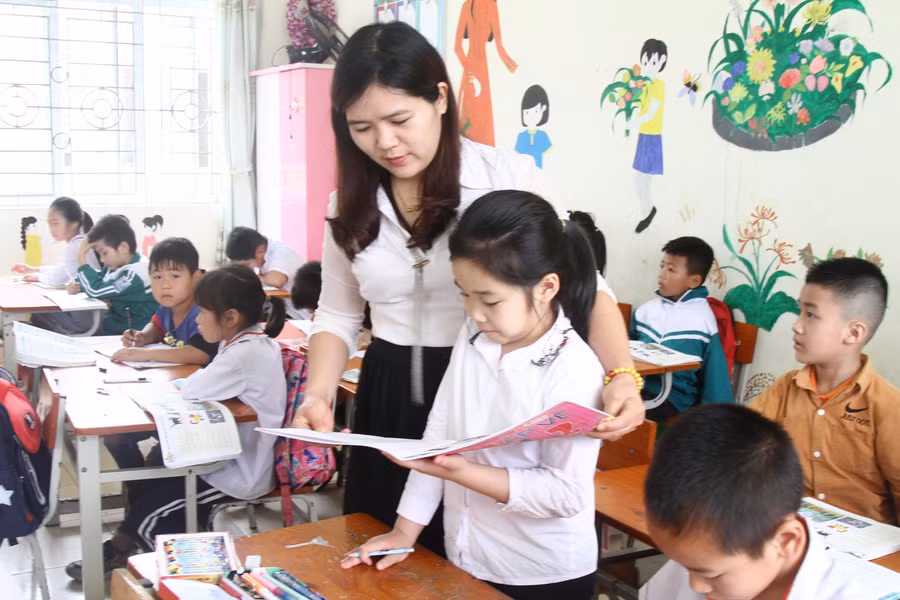 Cô trò Trường Tiểu học Quan Lạn, huyện Vân Đồn trong giờ học