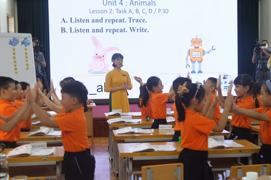 Học trò cùng nhau vui học