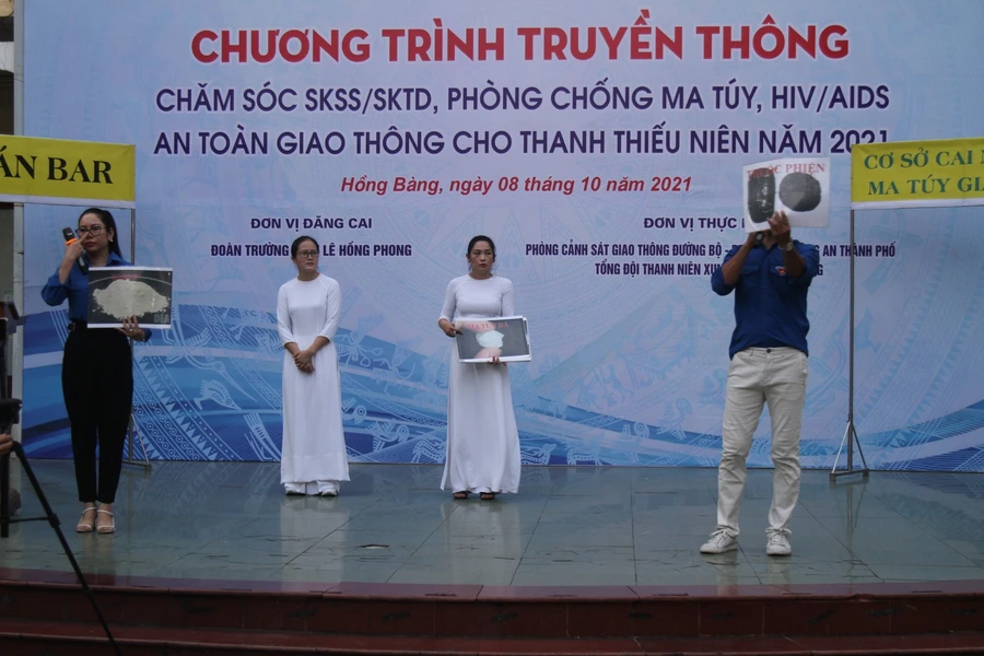 Cán bộ tuyên truyền của Tổng đội Thanh niên xung phong giúp học sinh nhận biết về các loại ma túy.