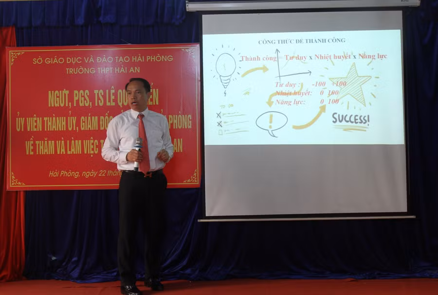 Giám đốc Sở GD&amp;ĐT Hải Phòng trong cuộc nói chuyện với cán bộ, giáo viên Trường THPT Hải An ngày 22/4