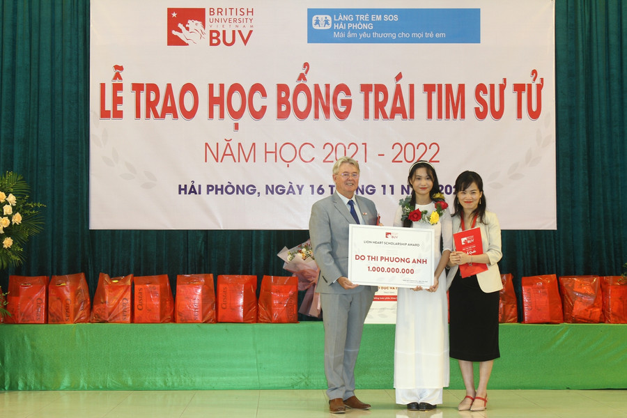 Hịệu trưởng Trường Đại học Anh quốc tại Việt Nam trao học bổng cho Phương Anh.