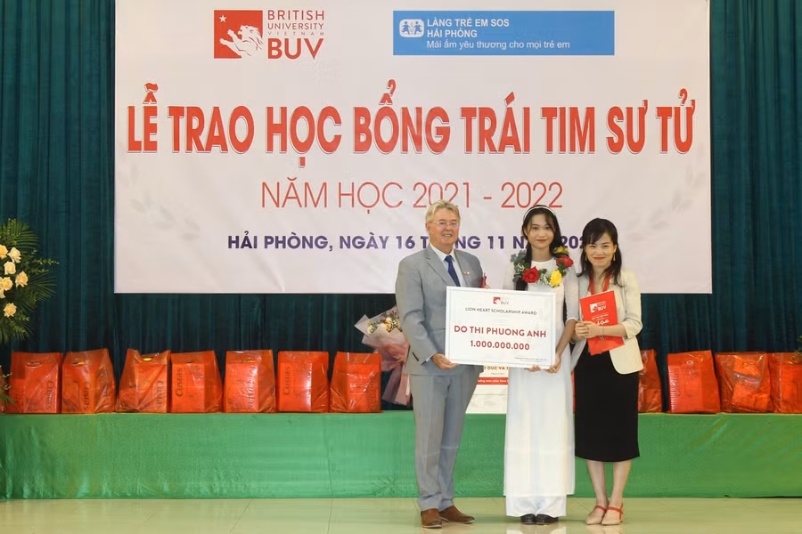 Hịệu trưởng Trường Đại học Anh quốc tại Việt Nam trao học bổng cho Phương Anh.