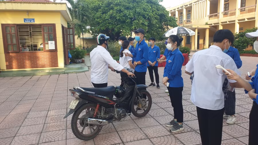 Thí sinh vào trường thi sáng 7/8