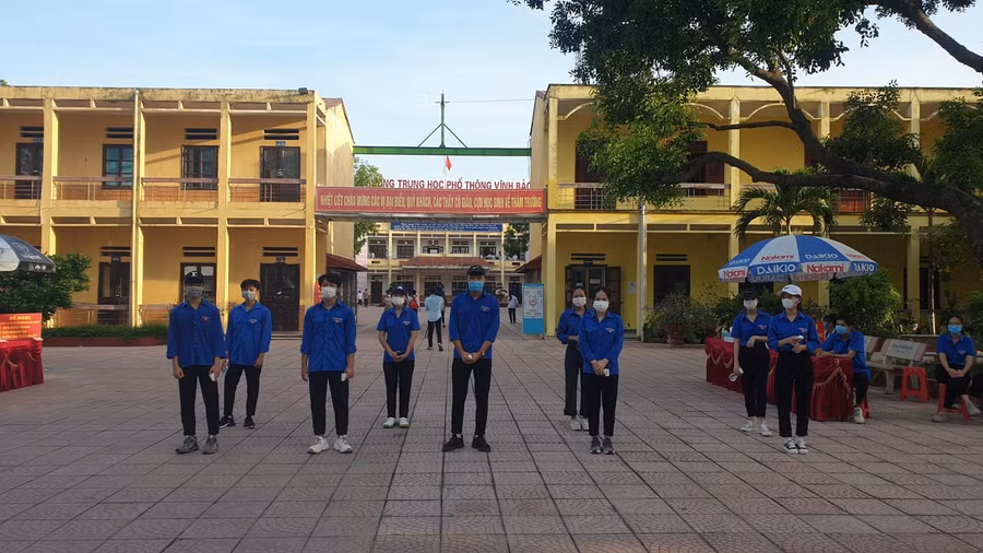 Thanh niên tình nguyện có mặt rất sớm tại trường thi