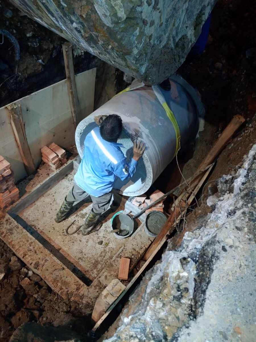 Nhiều phần việc phải làm trong đêm tối, nhưng công nhân Công ty Thoát nước vẫn sẵn sàng