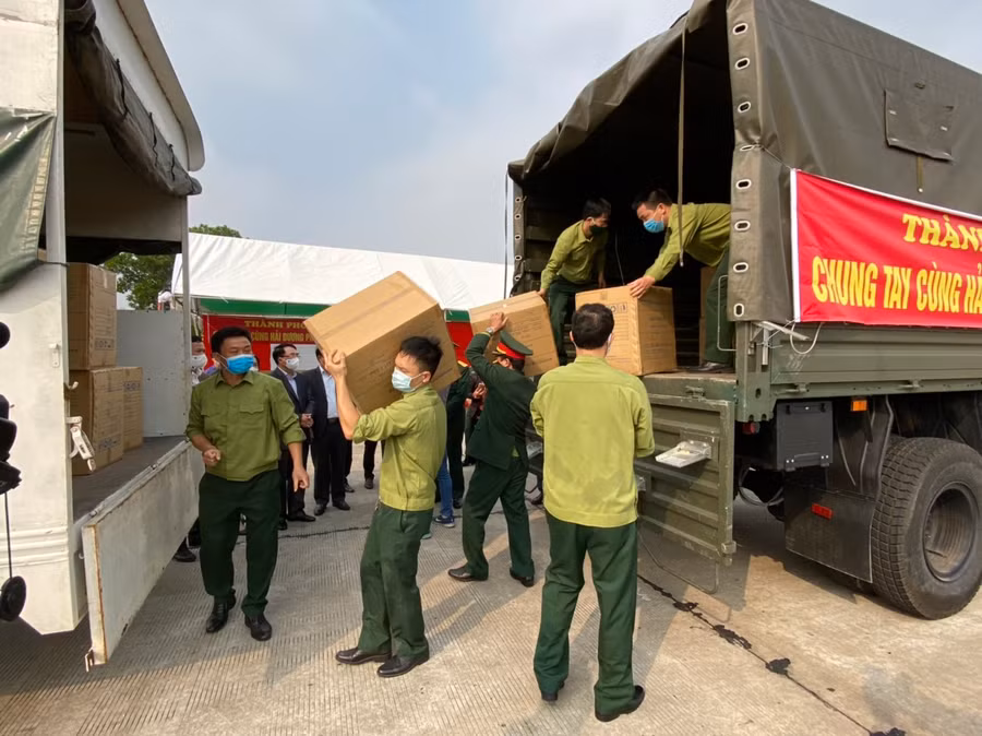 500 nghìn khẩu trang y tế được chuyển đến Hải Dương trong chiều 19/2