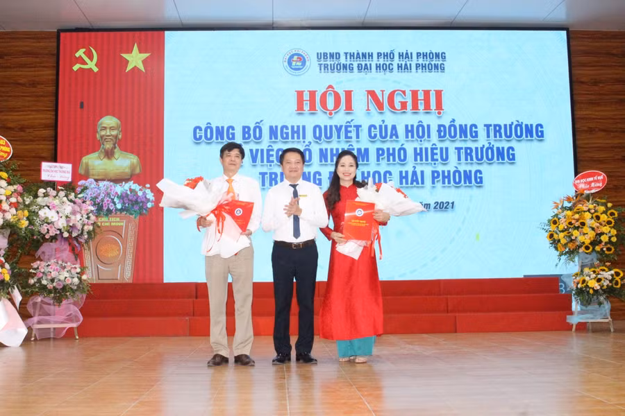 Ông Trần Quốc Tuấn và bà Nguyễn Thị Thanh Nhàn nhận quyết định