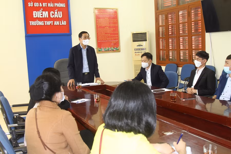Lãnh đạo Sở GD&amp;ĐT Hải Phòng kiểm tra công tác phòng dịch tại Trường THPT An Lão, huyện An Lão