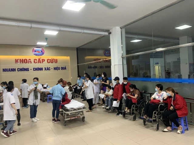 Công nhân có biểu hiện ngộ độc thực phẩm được chuyển tới bệnh viện cấp cứu