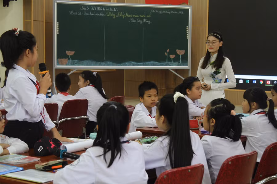 Học sinh tương tác cùng cô giáo trong bài học