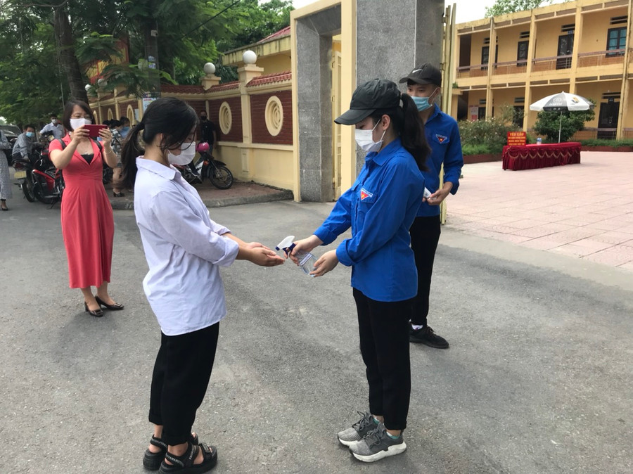 Thí sinh được khử khuẩn trước khi vào trường thi