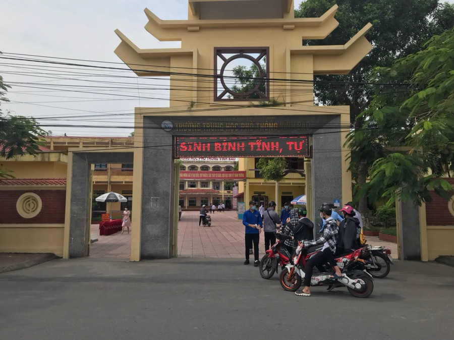 Cổng trường thi THPT Vĩnh Bảo lúc 13h45