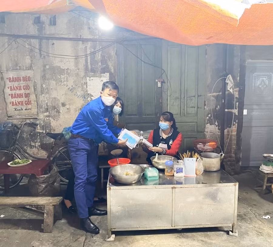 Anh Tài tặng khẩu trang cho người dân trong đợt dịch Covid-19.