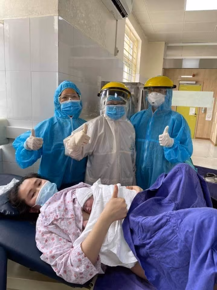 Bé gái chào đời khỏe mạnh trong khu cách ly