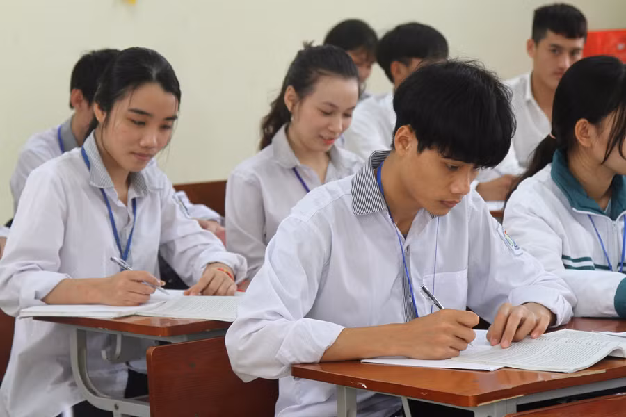 Học sinh lớp 12B, Trường THPT Quan Lạn trong giờ học.