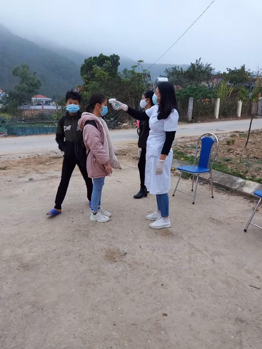 Học sinh tại Trường PTCS Bản Sen, huyện Vân Đồn đến trường vào ngày 1/3