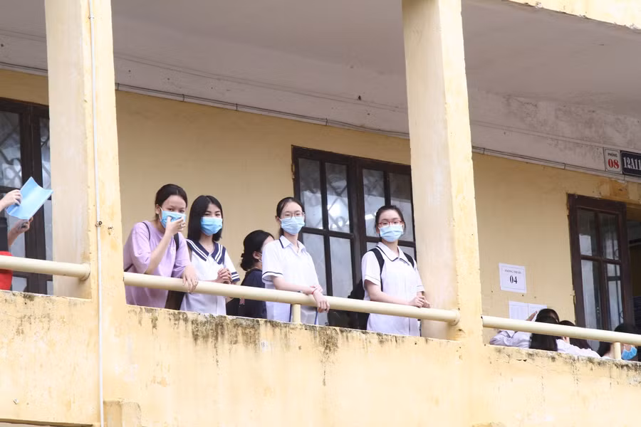 Sau khi kiểm tra thân nhiệt phòng dịch, thí sinh lên phòng thi chờ đợi giờ làm thủ tục dự thi