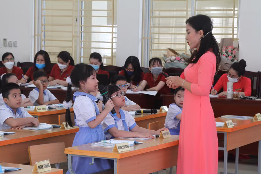 Giờ dạy của cô giáo Bùi Phương Thảo với học sinh lớp 2A5, Trường Tiểu học Đinh Tiên Hoàng.