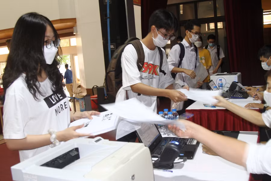 Sinh viên Trường Đại học Hàng hải Việt Nam làm thủ tục nhập học ngày 22/9.