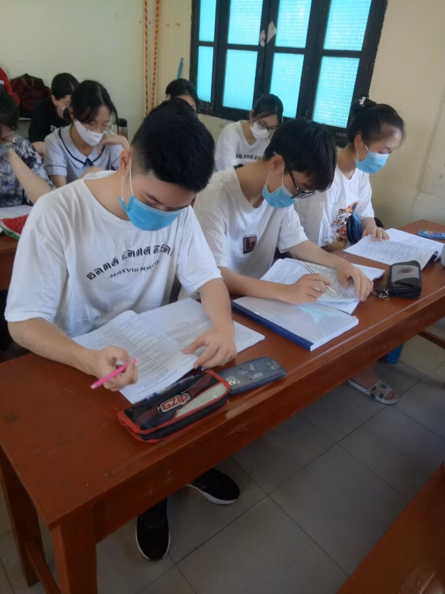 HS lớp 12 Trường THPT Hùng Thắng trong giờ ôn luyện