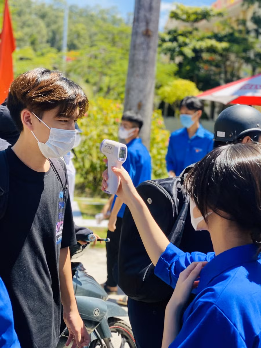 Thí sinh được đo nhiệt độ trước khi vào phòng thi