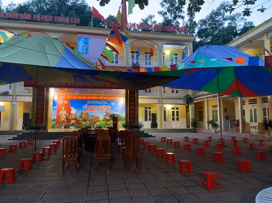 Sân trường Tiểu học Quang Trung.