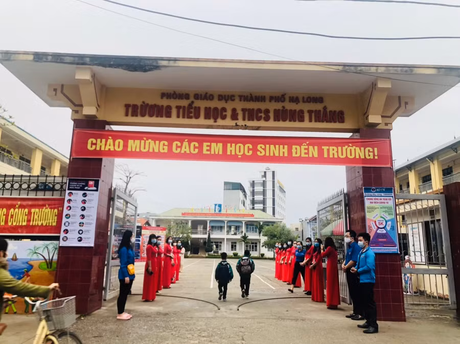 Trường Tiểu học và THCS Hùng Thắng ngày đầu đến trường sau kỳ nghỉ Tết và nghỉ dịch dài ngày.