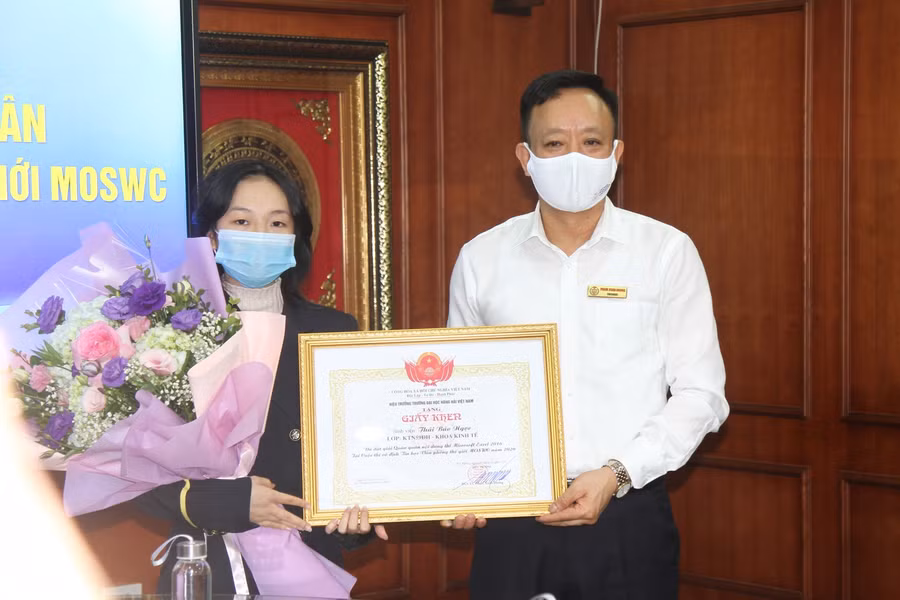 Em Thái Bảo Ngọc nhận Giấy khen và hoa của lãnh đạo nhà trường