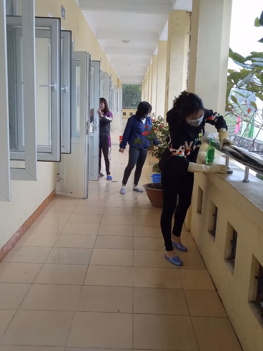 GV chủ động phân công nhau trực trường, vệ sinh lớp học