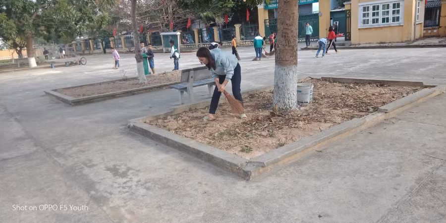 Thầy cô cùng học trò Trường PTCS Ngọc Vừng vệ sinh trường lớp ngày 26/1.