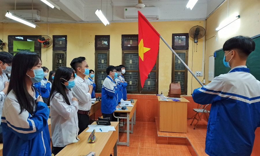 Học sinh Trường THPT Thái Phiên chào cờ trong lớp học vào sáng 8/3.