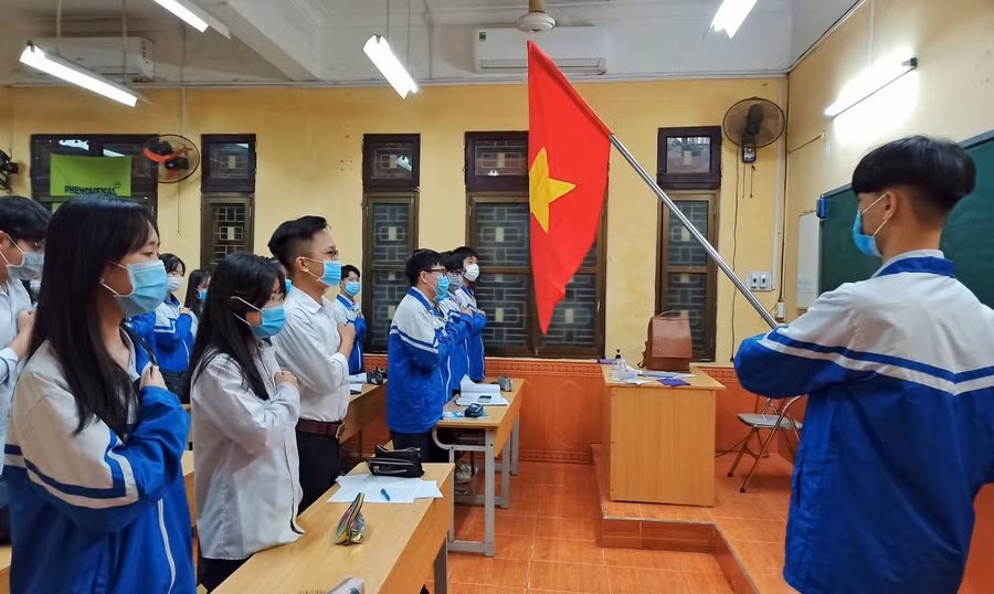 Học sinh Trường THPT Thái Phiên chào cờ trong lớp học vào sáng 8/3.