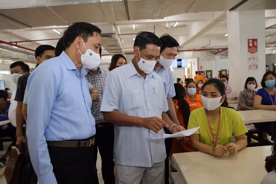 Chủ tịch TP Nguyễn Văn Tùng ( đứng giữa) kiểm tra công tác tiêm chủng vắc xin Covid-19 tại khu công nghiệp VSIP, huyện Thủy Nguyên