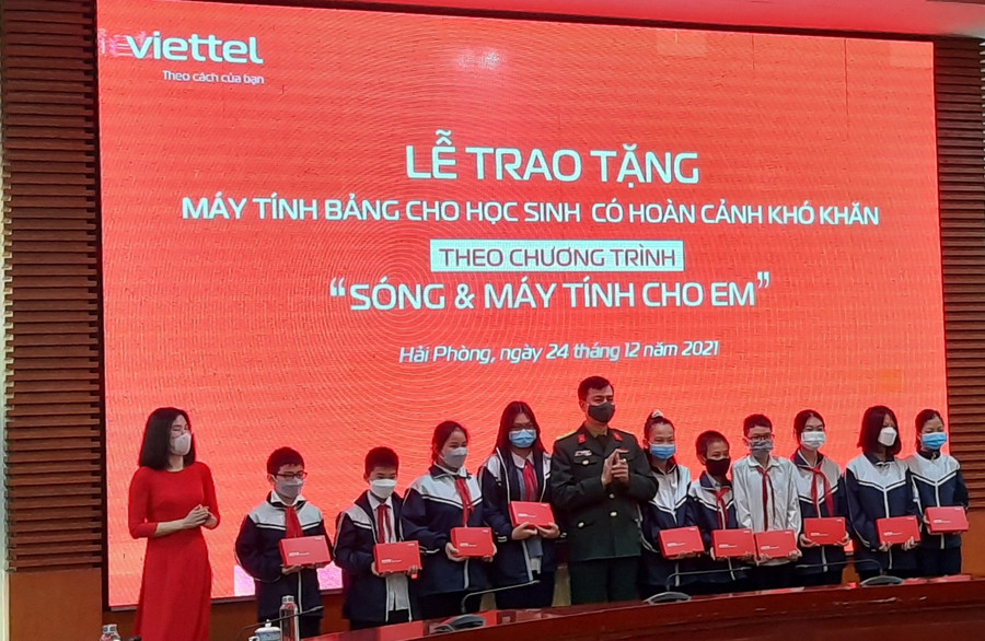 Sự kiện Viettel trao tặng 2.819 máy tính bảng cho học sinh nghèo tại Hải Phòng đã mang lại ý nghĩa nhân văn sâu sắc