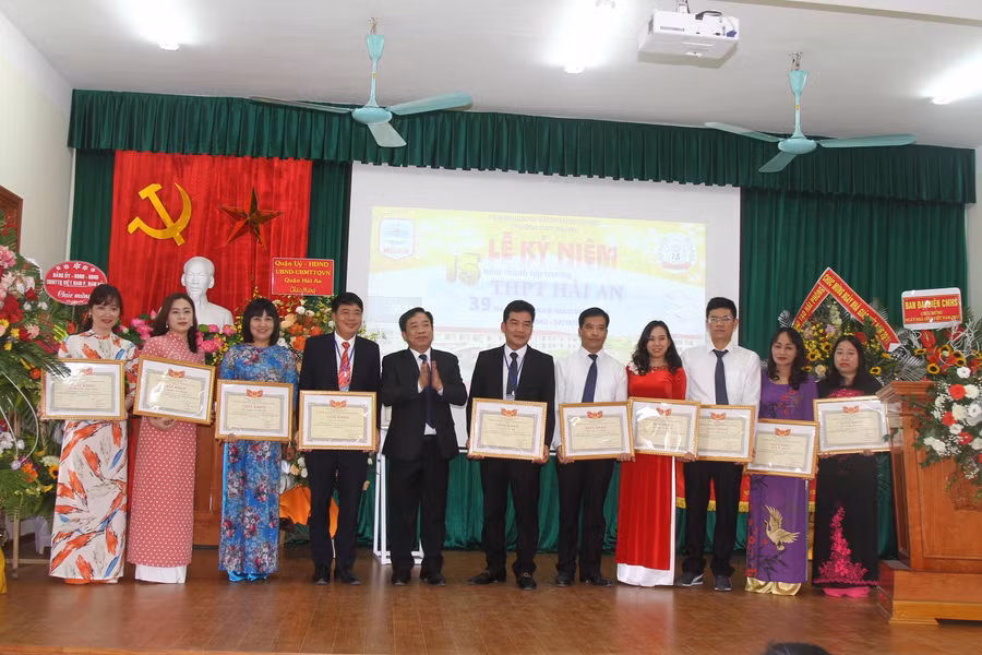 Lãnh đạo Sở GD&amp;ĐT khen thưởng giáo viên